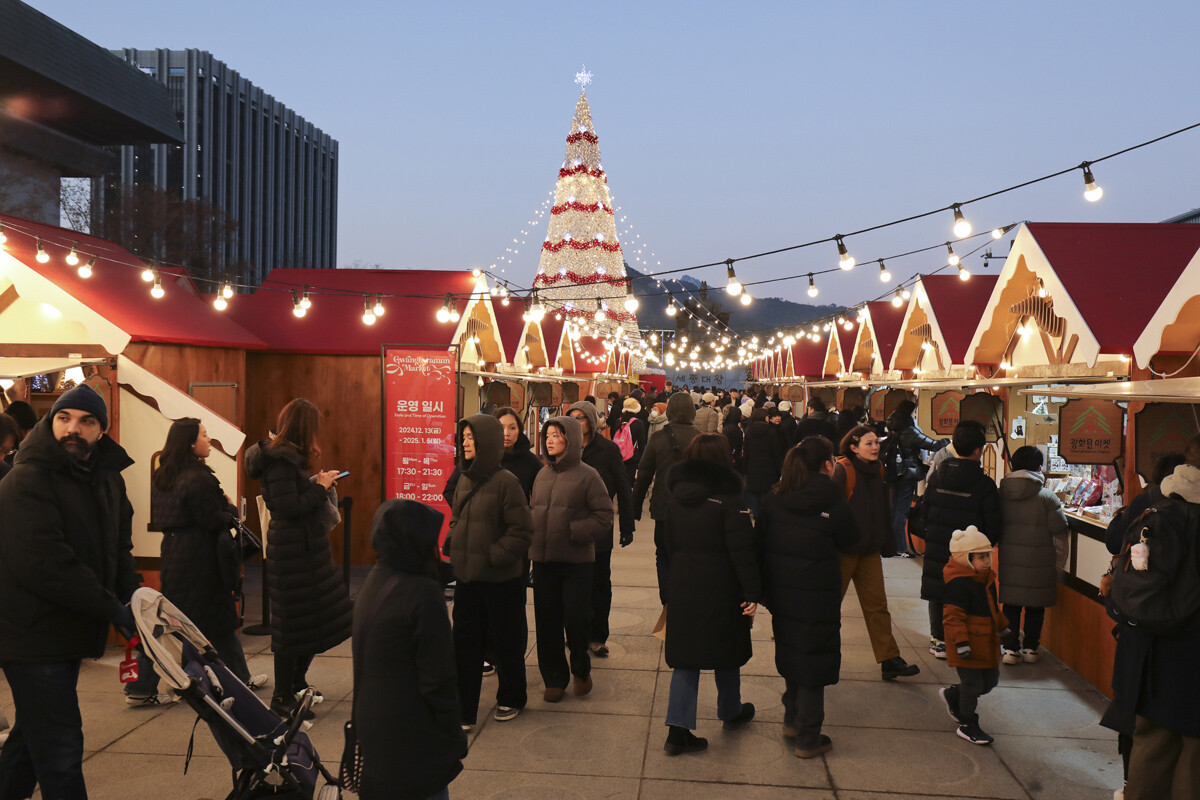 '크리스마스 마켓'에는 15m 높이의 대형 트리를 중심으로 47개의 소상공인 판매 부스가 설치됐다.