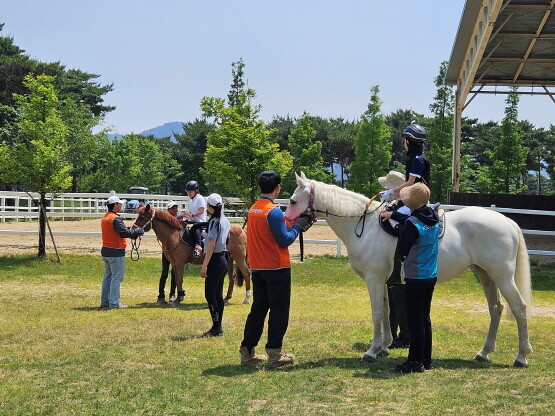 초등학생 대상 말산업 직업체험 장면. 사진=렛츠런파크 부산경남 제공