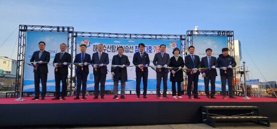경상국립대학교 해양과학대학은 12월 19일 군산 ㈜삼원중공업에서 ‘경상국립대학교 참바다호 대체 하이브리드 전기추진 해양수산탐사실습선 기공식(Keel Laying Ceremony)’을 개최했다. 사진=경상국립대 제공