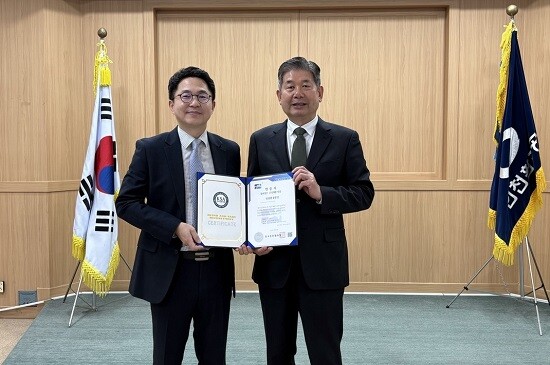 왼쪽부터 한국표준협회 우문규 인천지역본부장, 인천환경공단 최계운 이사장. 사진=한국표준협회 제공