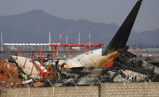 12월 29일 전남 무안군 무안국제공항에서 착륙 도중 충돌 후 폭발한 제주항공 항공기의 잔해. 사진=연합뉴스