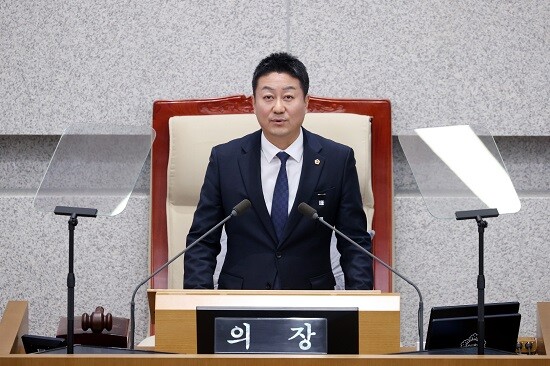 김진경 경기도의회 의장이 2024년 의사일정을 마무리하고 있다. 사진=경기도의회 제공