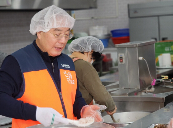 밥퍼봉사 동참 장면. 사진=하윤수 전 부산교육감 제공