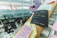 '추모 포스트잇 빼곡' 무안공항, 새해 첫 날 조문객 수천 명 찾아 