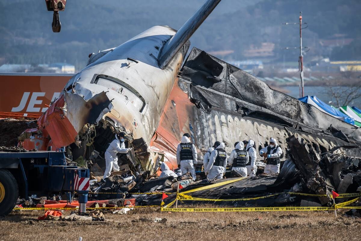 지난 12월 31일 전남 무안군 무안국제공항 제주항공 여객기 참사 현장에서 경찰 과학수사대와 국립과학수사연구원이 현장 조사를 하고 있다. 사진=최준필 기자