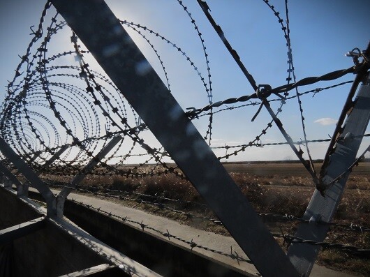 군산공항 너머로 보이는 새만금부지. 이 일대에 새만금신공항이 들어설 예정이다. 사진=주현웅 기자