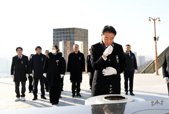 을사년 신년 참배 모습. 사진=경남도의회 제공