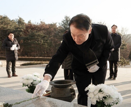 임태희 경기도교육감이 2일 새해 첫 공식 일정으로 양주시 현충탑 찾아 헌화, 분향하고 있다. 사진=경기도교육청 제공