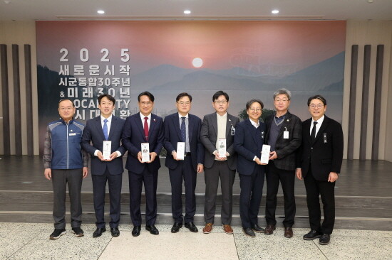 왼쪽부터 정창복 노조지부장, 정준호 의원, 송재석 의원, 김진규 의원, 김민규 인사과장, 박종환 경제국장, 허상배 건축과장, 홍태용 시장. 사진=김해시 제공