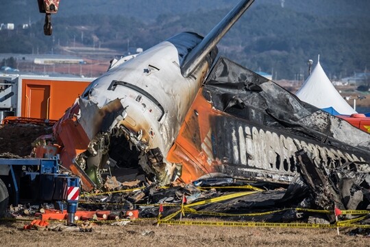 전남 무안군 무안국제공항 활주로에 동체 착륙을 시도하다 충돌 후 폭발한 제주항공 여객기의 흔적과 잔해가 남아 있다. 사진=최준필 기자