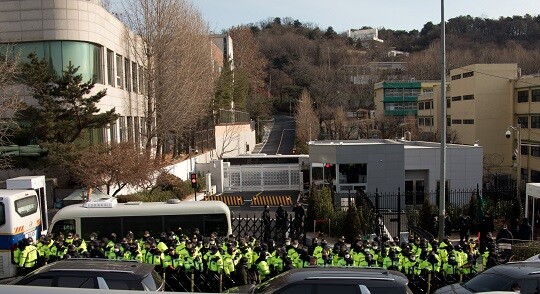 1월 3일 오전 윤석열 대통령 관저 앞에서 공수처가 진입을 시도하고 있다. 사진=이종현 기자