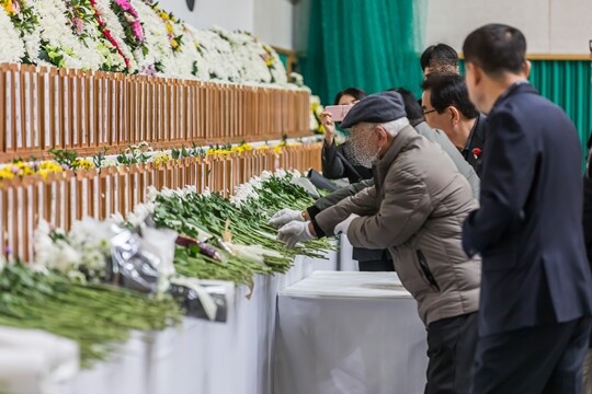 2025년 첫날인 1일 전남 무안군 무안스포츠파크에 마련된 제주항공 참사 합동분향소에서 시민들이 조문하고 있다. 사진=최준필 기자