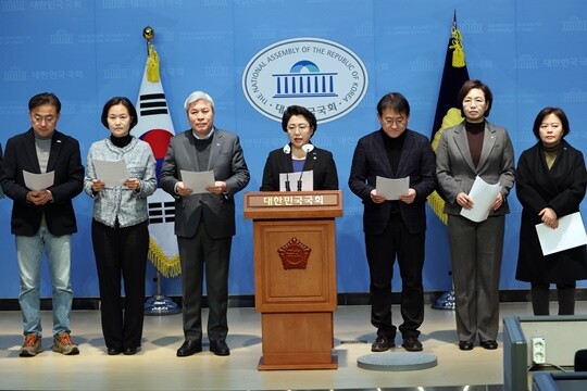 5일 오전 김선민 조국혁신당 대표 권한대행과 의원들은 국회 소통관에서 기자회견을 열고 법무부를 향해 국민의힘에 대한 위헌정당해산심판을 청구하라고 촉구했다. 사진=연합뉴스