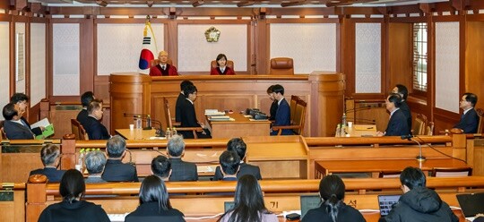 윤석열 대통령 측이 헌법재판소 탄핵 심판 변론기일에 윤 대통령이 직접 출석해 의견을 밝히겠다는 입장을 내놨다. 지난 12월 27일 정형식, 이미선 헌법재판관이 서울 종로구 헌법재판소 소심판정에서 윤 대통령 탄핵 심판 첫 변론준비기일을 진행하고 있다. 사진=박정훈 기자