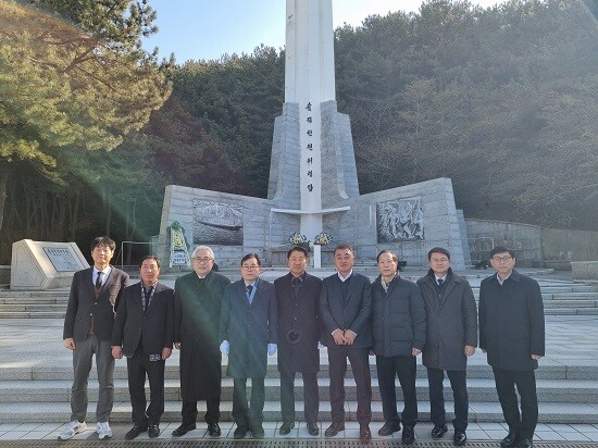 왼쪽부터 한국해운조합 김학범 정책지원실장, 김의욱 대의원(다온물류(주) 대표), 박성진 이사((주)에스제이탱커 대표), 한국해운조합 이채익 한국해운조합 이사장, 박성용 선원노련 위원장, 김봉관 감사((주)세안해운 대표), 이수범 대의원(해진해양개발(주) 대표), 한국해운조합 김창진 동남권역본부장, 한국해운조합 김홍연 부산지부장. 사진=한국해운조합 제공