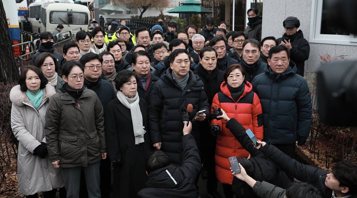 강승규·김석기·김기현·김정재·구자근·권영진·박성민·송언석·유상범·윤상현·이만희·이인선·임종득·임이자·엄태영 등 국민의힘 의원 30여 명은 6일 서울 용산구 한남동 관저 앞에 모였다. 사진=연합뉴스