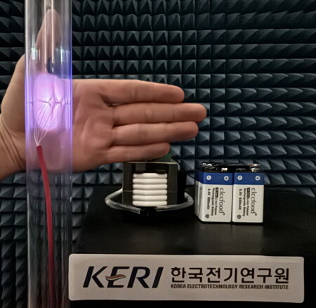 올해의 KERI 사진상 대상을 차지한 고전압 펄스전원 기반 플라즈마 기술. 사진=한국전기연구원 제공