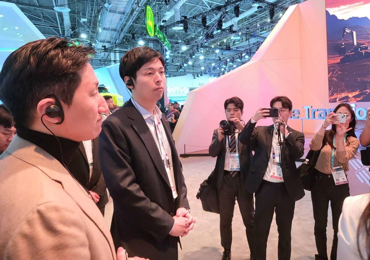 HD현대 정기선 부회장과 신유열 롯데지주 미래성장실장이 지난 2024년 1월 10일(현지시간) CES 2024가 열리는 미국 라스베이거스 컨벤션센터(LVCC) 웨스트홀에 마련된 HD현대 부스를 둘러보고 있다. 사진=연합뉴스