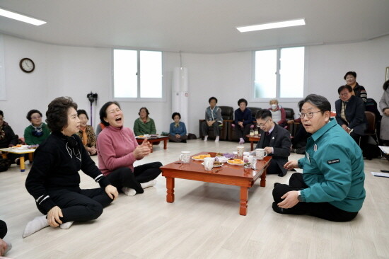 홍태용 김해시장이 내외동에서 ‘시민과의 만남’을 갖는 모습. 사진=김해시 제공