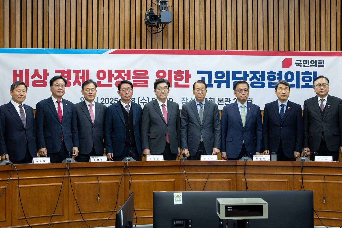 8일 오전 서울 여의도 국회에서 열린 비상 경제 안정을 위한 고위당·정협의회에서 참석자들이 기념 촬영을 하고있다. 왼쪽부터 국민의힘 이철규 산중위원장, 송언석 기재위원장, 윤한홍 정무위원장, 김상훈 정책위의장, 권성동 원내대표, 권영세 비상대책위원장, 최상목 대통령 권한대행 경제부총리 겸 기획재정부 장관, 이주호 사회부총리 겸 교육부 장관, 정인교 산업통상자원부 통상교섭본부장. 사진=국회사진취재단