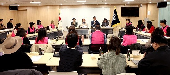 경기도의회 더불어민주당이 경기도 학교예술강사들과 간담회를 갖고 있다. 사진=경기도의회 제공