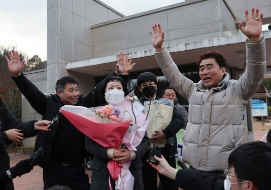 재심에서 무죄를 선고받은 김신혜 씨가 1월 6일 전남 장흥군 용산면 장흥교도소에서 취재진 질문을 받고 있다. 김 씨의 오른쪽엔 '낙동강변 살인사건'으로 억울하게 옥살이 한 장동익 씨가 왼쪽엔 '화성연쇄살인사건' 누명을 썼던 윤성여 씨가 있다. 사진=연합뉴스