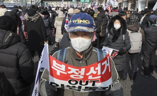 윤석열 대통령에 대한 체포영장 재발부로 긴장감이 고조되고 있는 1월 8일 서울 용산 한남동 대통령 관저 인근에서는 탄핵 반대 단체의 집회가 열리고 있다. 사진=박정훈 기자