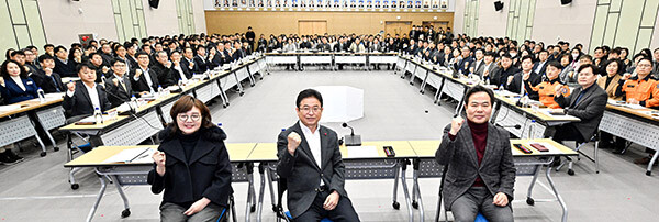 경북도가 13일 '초일류국가 대한민국 선도'라는 주제로 업무보고를 진행하고 기념촬영을 하고 있다. 사진=경북도 제공