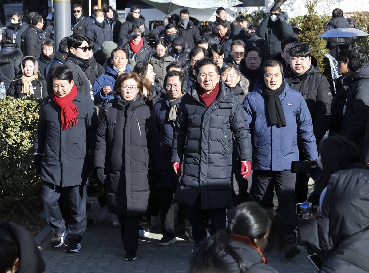 김기현 의원을 비롯한 국민의힘 소속 국회의원들이 윤석열 대통령에 대한 2차 체포영장을 집행한 15일 오전 서울 용산구 한남동 관저 앞에서 기자회견을 열고 있다. 사진=박정훈 기자