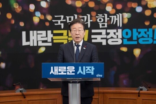 2024년 12월 15일 이재명 민주당 대표가 윤석열 대통령 탄핵소추안 통과에 대한 소감 등을 밝히는 기자회견을 하고 있다. 사진=이종현 기자