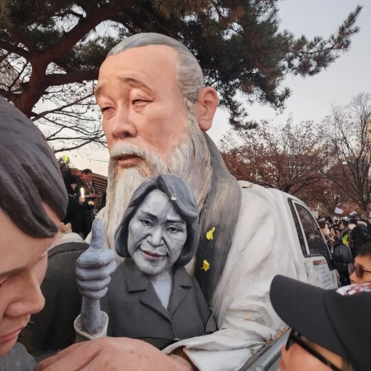 윤석열 대통령 탄핵소추안이 가결된 2024년 12월 14일 오후 국회 앞 촛불집회장에 전시된 천공 조형물. 사진=김지영 기자