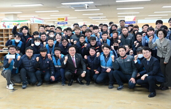 유상임 과기부 장관(앞줄 왼쪽 다섯 번째)이 창원우체국을 방문해 기념촬영을 갖는 모습. 사진=부산지방우정청 제공