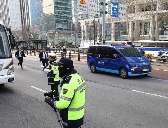 내란 우두머리 혐의로 체포된 윤석열 대통령이 탑승한 차량 행렬이 18일 영장실질심사가 열리는 서울 마포구 서울서부지법으로 향하고 있다. 사진=임준선 기자