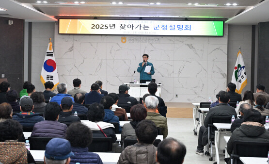정종복 기장군수가 찾아가는 군정설명회에서 주민들과 소통하고 있다. 사진=기장군 제공