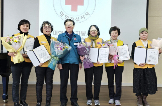 정종복 기장군수가 우수봉사원에게 표창을 수여하고 기념촬영을 갖고 있다. 사진=기장군 제공