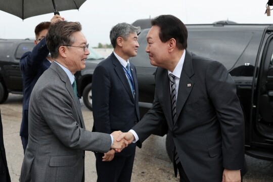 2022년 9월 윤석열 대통령과 김건희 여사가 3박 4일간의 미국 방문을 마치고 미국 뉴욕 JFK공항에서 캐나다로 출국 전 황준국 주유엔대사와 인사하고 있다. 사진=연합뉴스