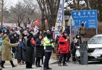 서울구치소·헌법재판소도 위험? 윤 지지자가 내세운 ‘국민 저항권’ 뭐길래