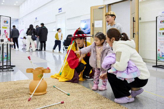 2024년 설날 과학체험행사 민속놀이 미션 참여 모습. 사진=국립부산과학관 제공