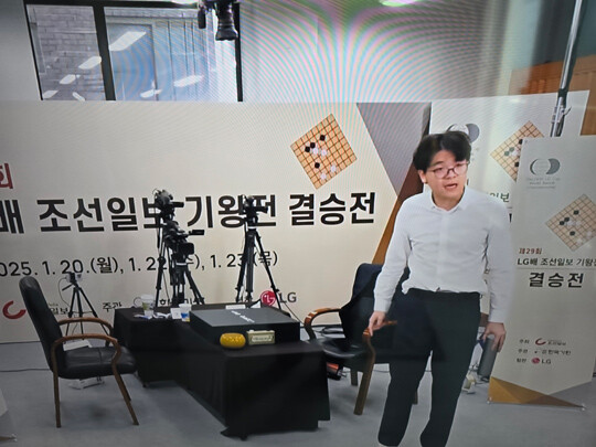 3국에서 심판이 경고와 함께 벌점 2집을 공제하자 커제 9단이 강력하게 어필하고 있다. 이후 대국장을 벗어난 커제는 대국을 포기, 세계대회 결승 사상 최초로 기권패를 당했다. 사진=바둑TV 캡처