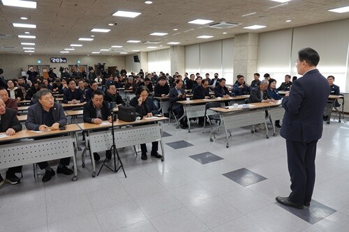 기자들의 질의에 답변하는 전진선 양평군수. 사진=양평군 제공