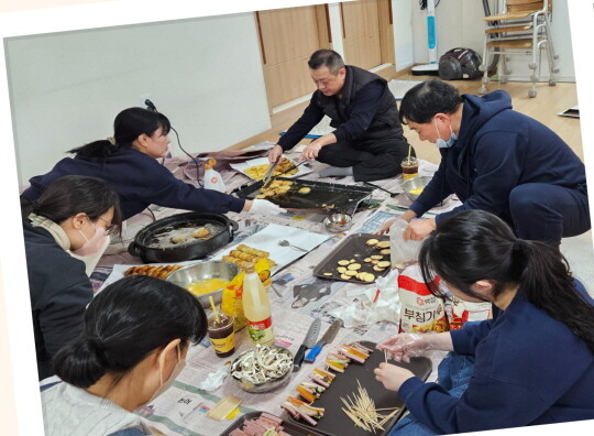 강서구시설관리공단 직원들이 음식 나눔 봉사를 위해 직접 설 음식을 만들고 있다. 사진=강서구시설관리공단 제공