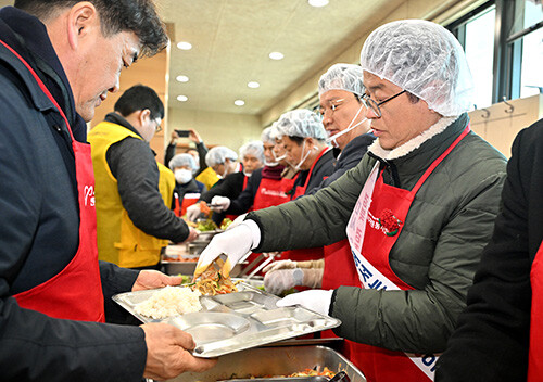 이철우 지사가 자원봉사자들과 함께 음식을 배식하고 있다. 사진=경북도 제공