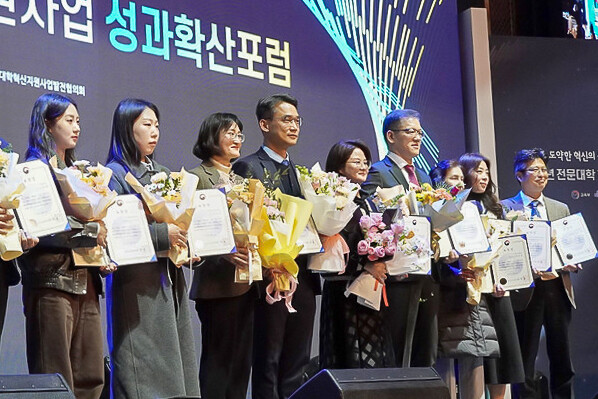 경남정보대학교 이성욱 교수(왼쪽 네 번째)가 시상식에서 포즈를 취하고 있다. 사진=경남정보대 제공