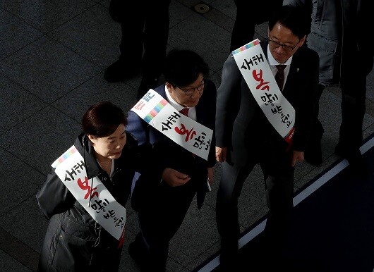 권성동 원내대표 등 국민의힘 의원들이 지난 1월  24일 서울역에서 설을 맞아 귀성하는 시민들에게 설인사를 하기 위해 이동하고 있다.  사진=최준필 기자