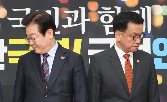 2024년 12월 13일 서울 여의도 국회에서 면담을 위해 자리에 앉고 있는 최상목 대통령 권한대행 부총리 겸 기획재정부 장관과 이재명 더불어민주당 대표. 사진=국회사진취재단