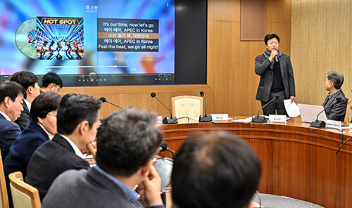 임대성 대변인이 APEC 정상회의 AI홍보송을 경북도 공식 유튜브 채널 '보이소TV'를 통해 공개하고 있다. 사진=경북도 제공