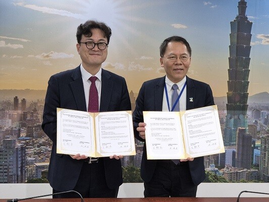 3일 타이베이시청에서 대구시와 타이베이시 간의 관광 협력을 더욱 강화하기 위한 양해각서 체결하고 기념촬영을 하고 있다. 사진=대구시 제공