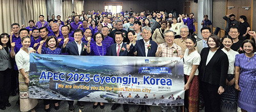 올 1월 태국 핏사눌록주에서 열린 2025 세계문화유산도시 야간형 축제 컨퍼런스에서 송호준 부시장을 포함한 관계자들과 현지인들이 APEC 정상회의 성공개최를 응원하고 있다. 사진=경주시 제공