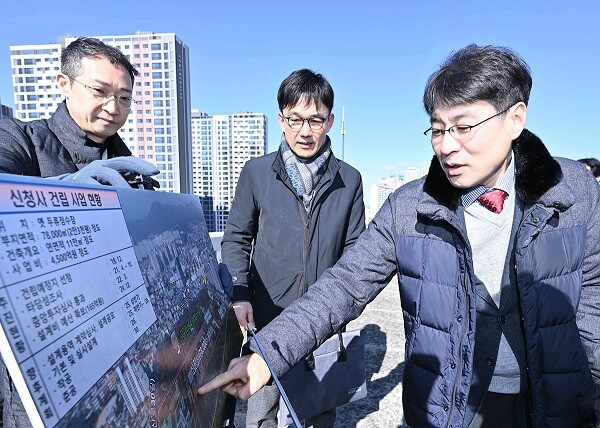 김정기 대구시 행정부시장이 신청사 건립 현장을 찾아 주요 현황을 점검하고 있다. 사진=대구시 제공