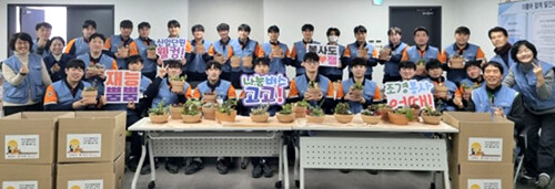 5일 봉사 활동에 참가한 포스코 신입사원들이 기념촬영을 하고 있다. 사진=포스코 제공